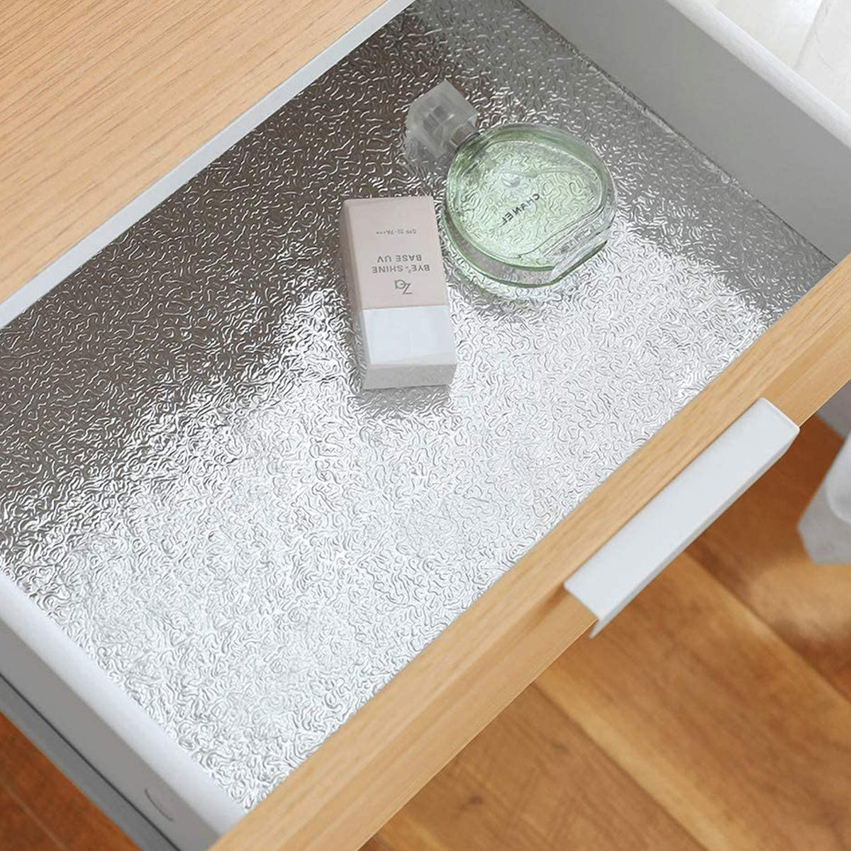 Aluminium kitchen wall sheets to shield stove area from spills and heat
